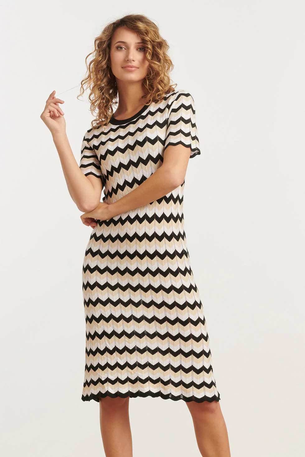 Smashed Lemon 25267 zigzag gebreide jurk in off-white, zwart en sand