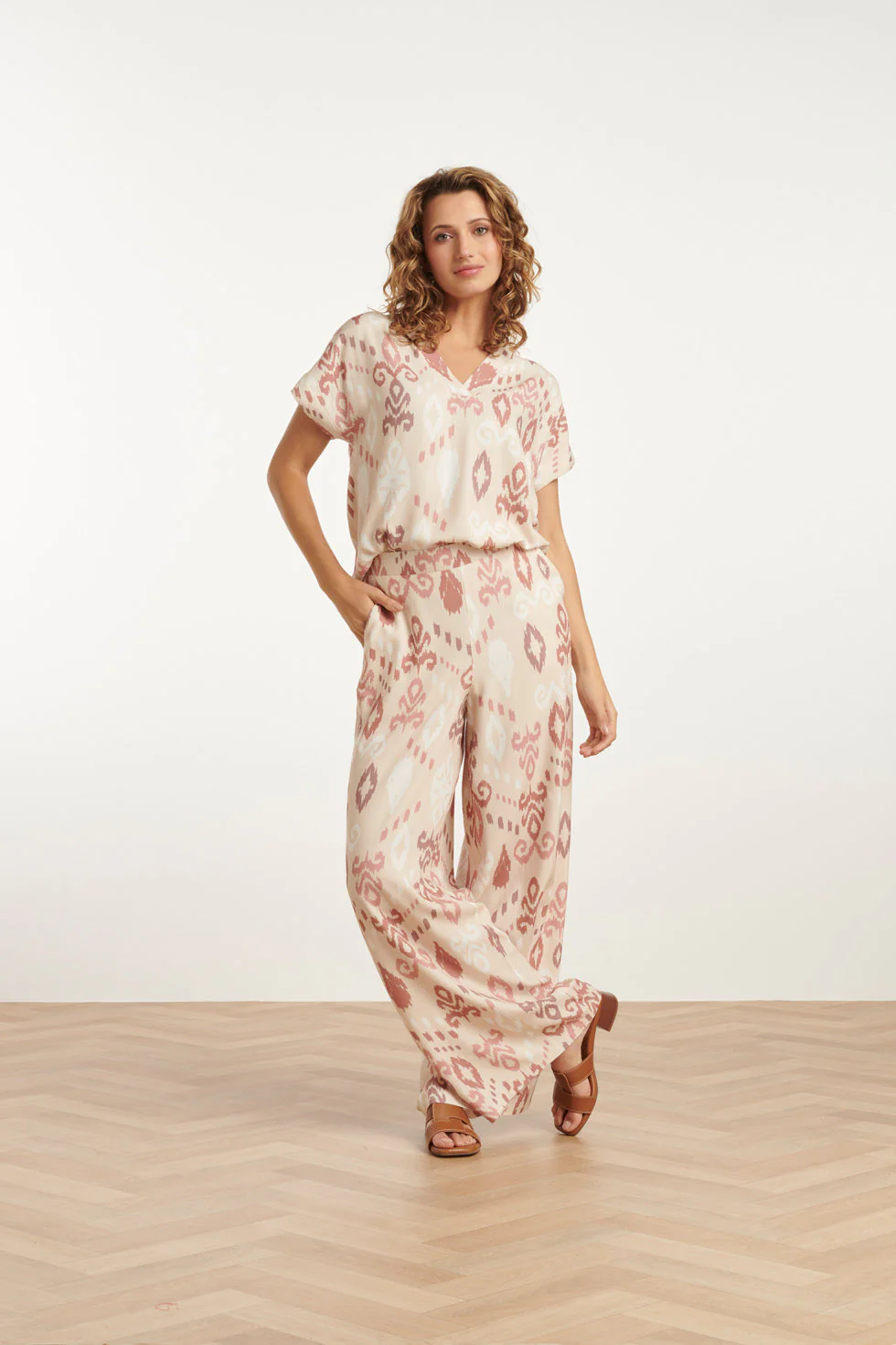 Smashed Lemon 25044 flowy aztec print broek in zand en nude roze