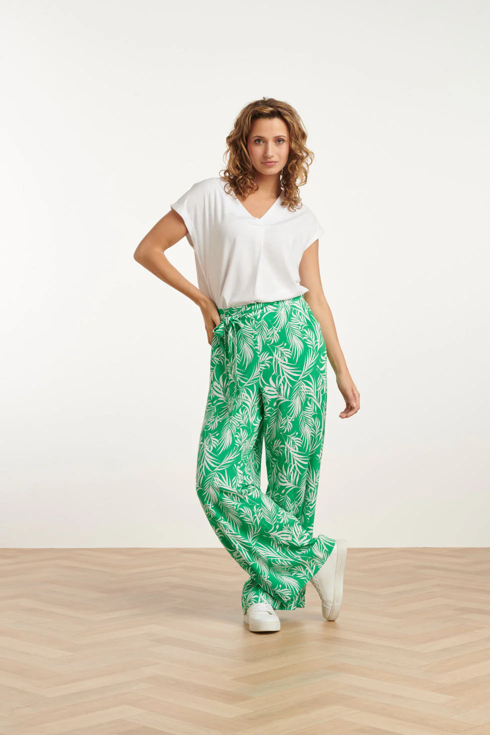 Smashed Lemon 25047 stretchy flowy broek met bladprint in groen en wit