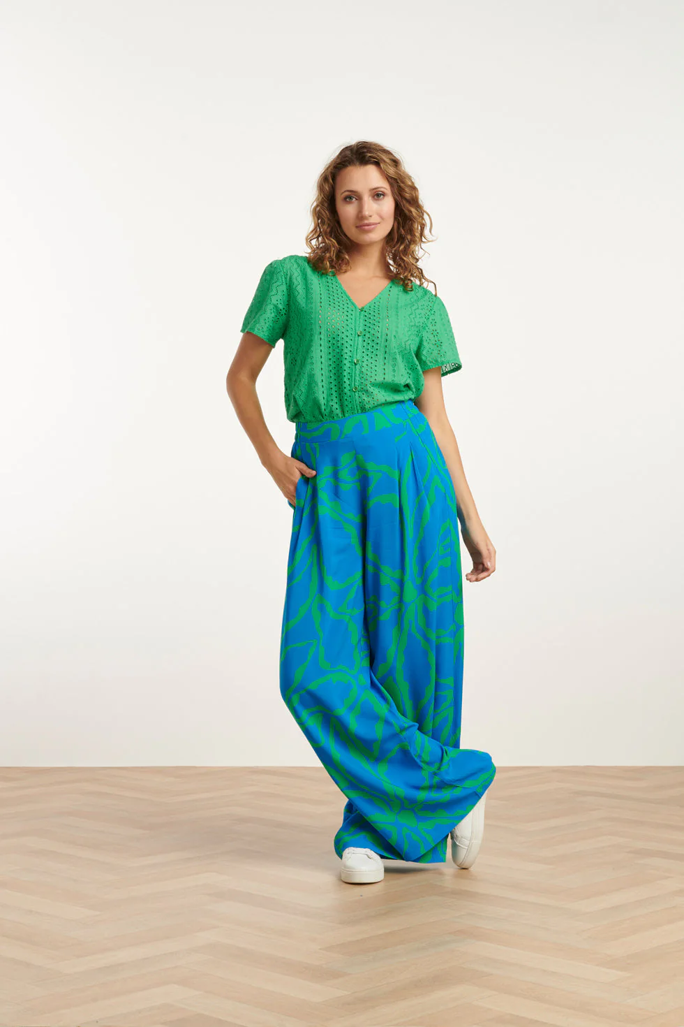 Smashed Lemon 25069 wijde broek met grafische bloemenprint in felblauw