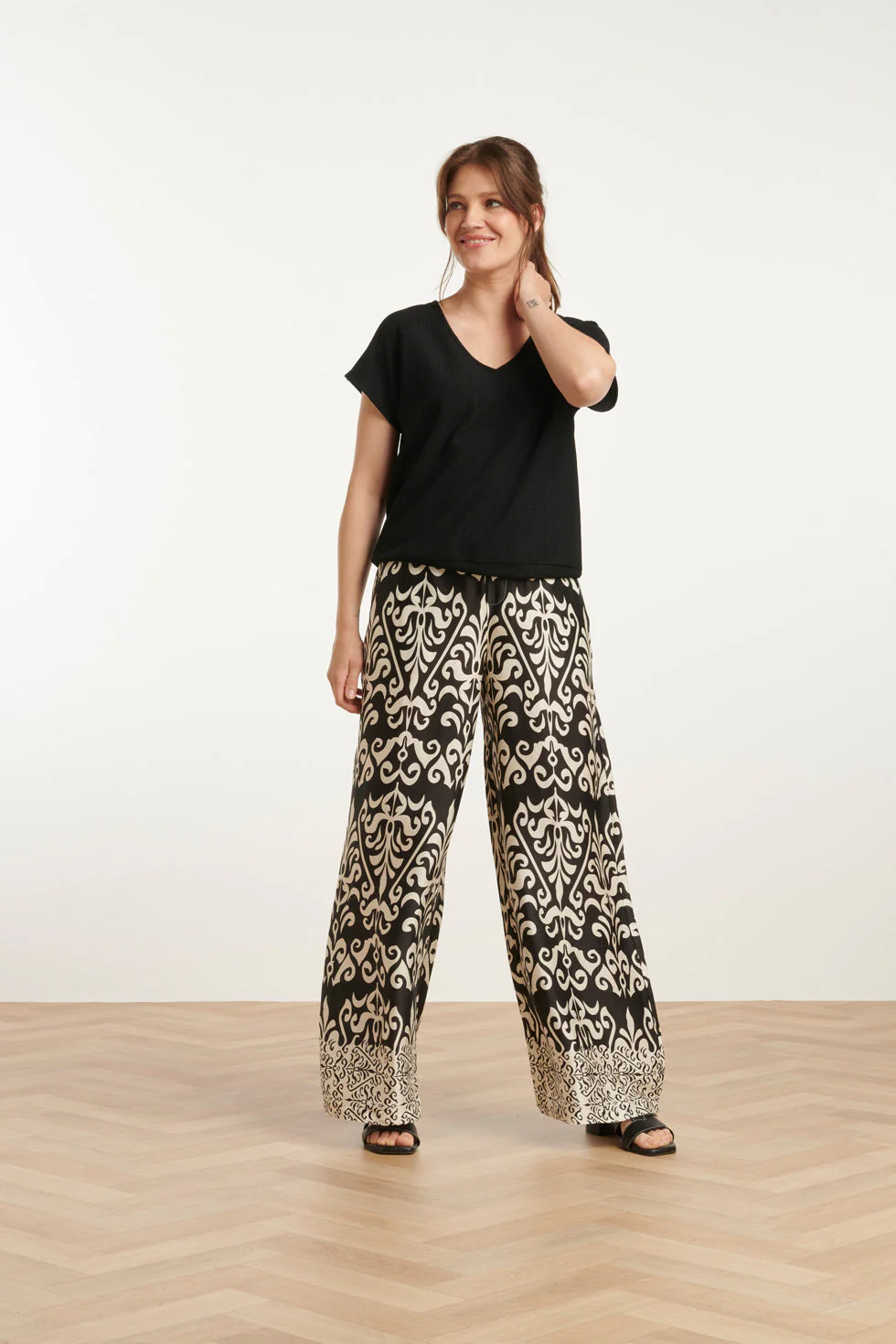 Smashed Lemon 25089 zwarte witte satijnen ornamentele geprinte broek