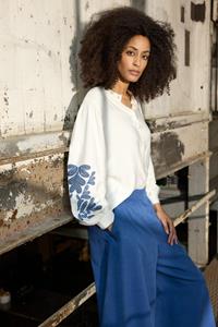 Améline Kraagloze Hemdblouse Met Geborduurde Mouwen
