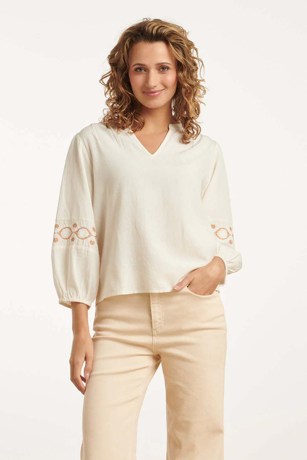 Smashed Lemon 25194 off white top met geborduurde mouwen | sand-off