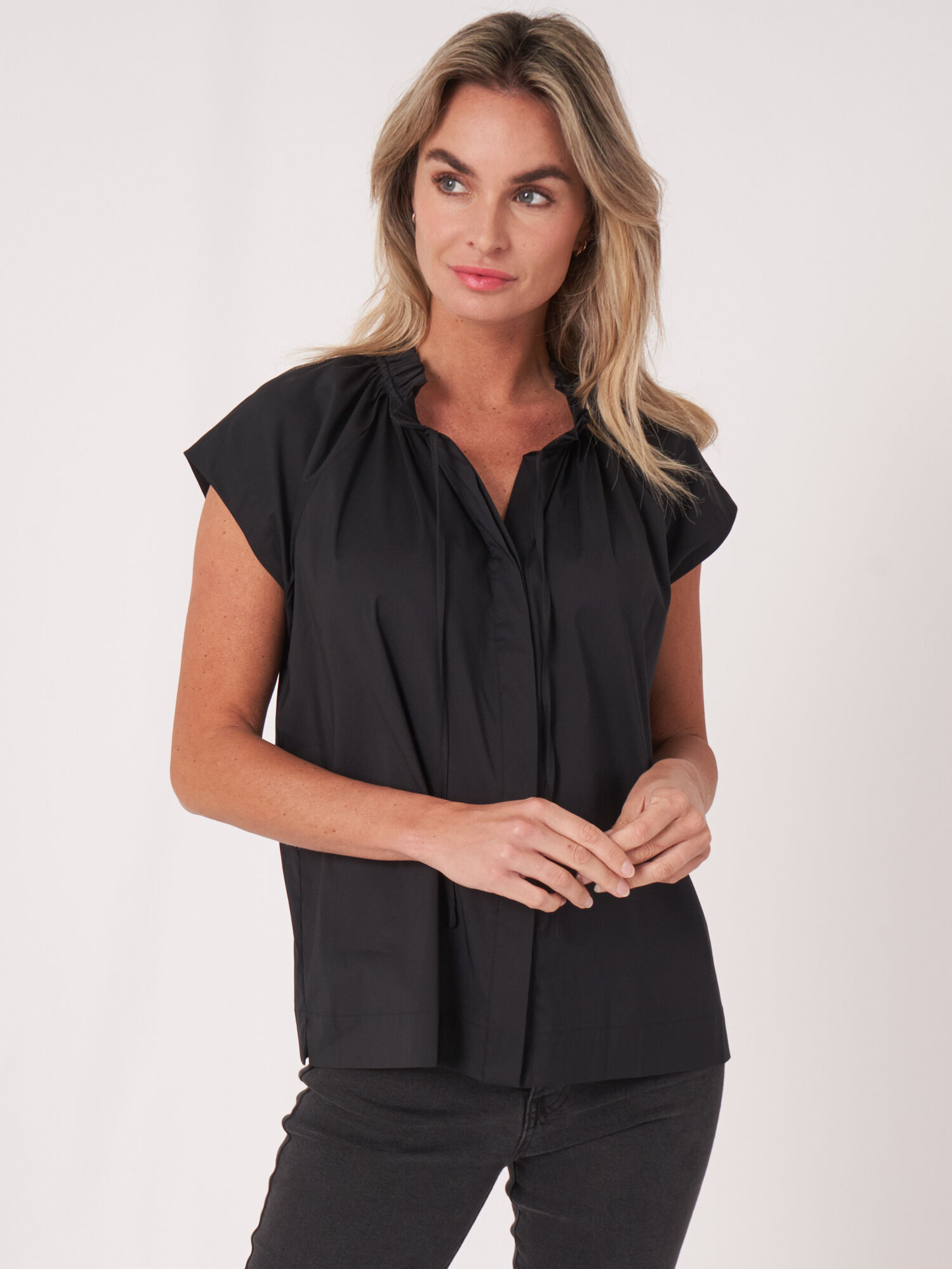REPEAT cashmere Blouse met plooitjes en koordje aan de hals