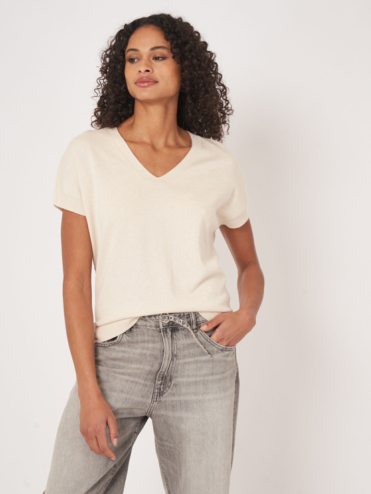 REPEAT cashmere Mouwloze fijn geribde trui van cashmere en katoen
