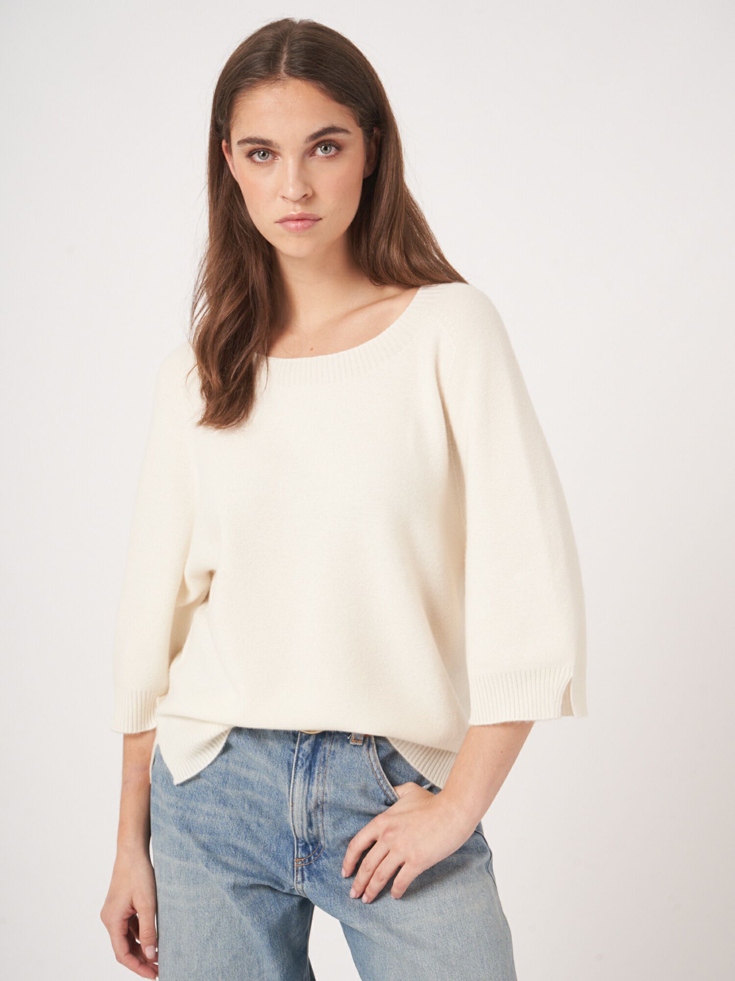 REPEAT cashmere Cashmere fijngebreide trui met wijde mouw en split opzij