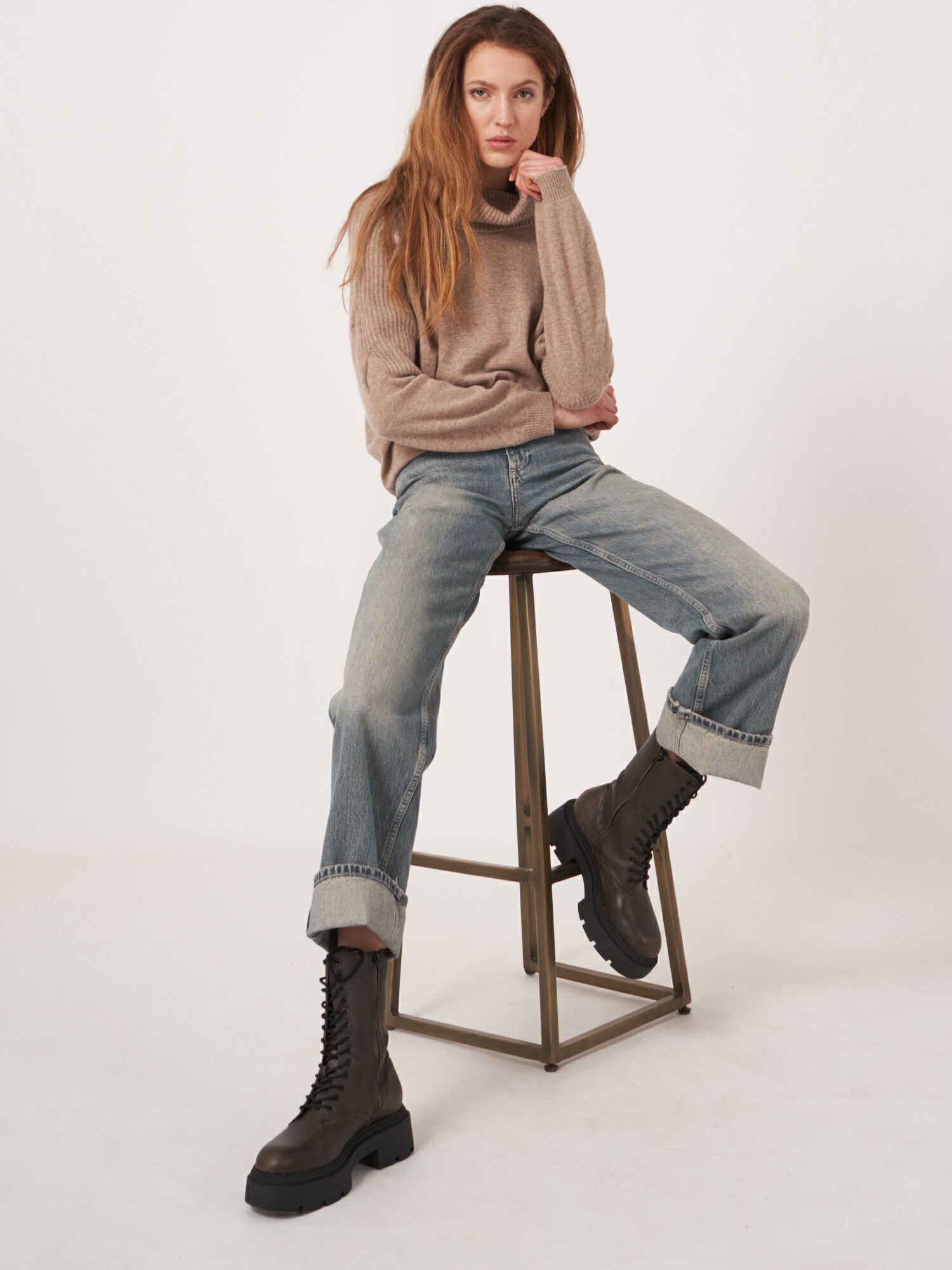REPEAT cashmere Cashmere trui met wijde coltrui en schouderdetail