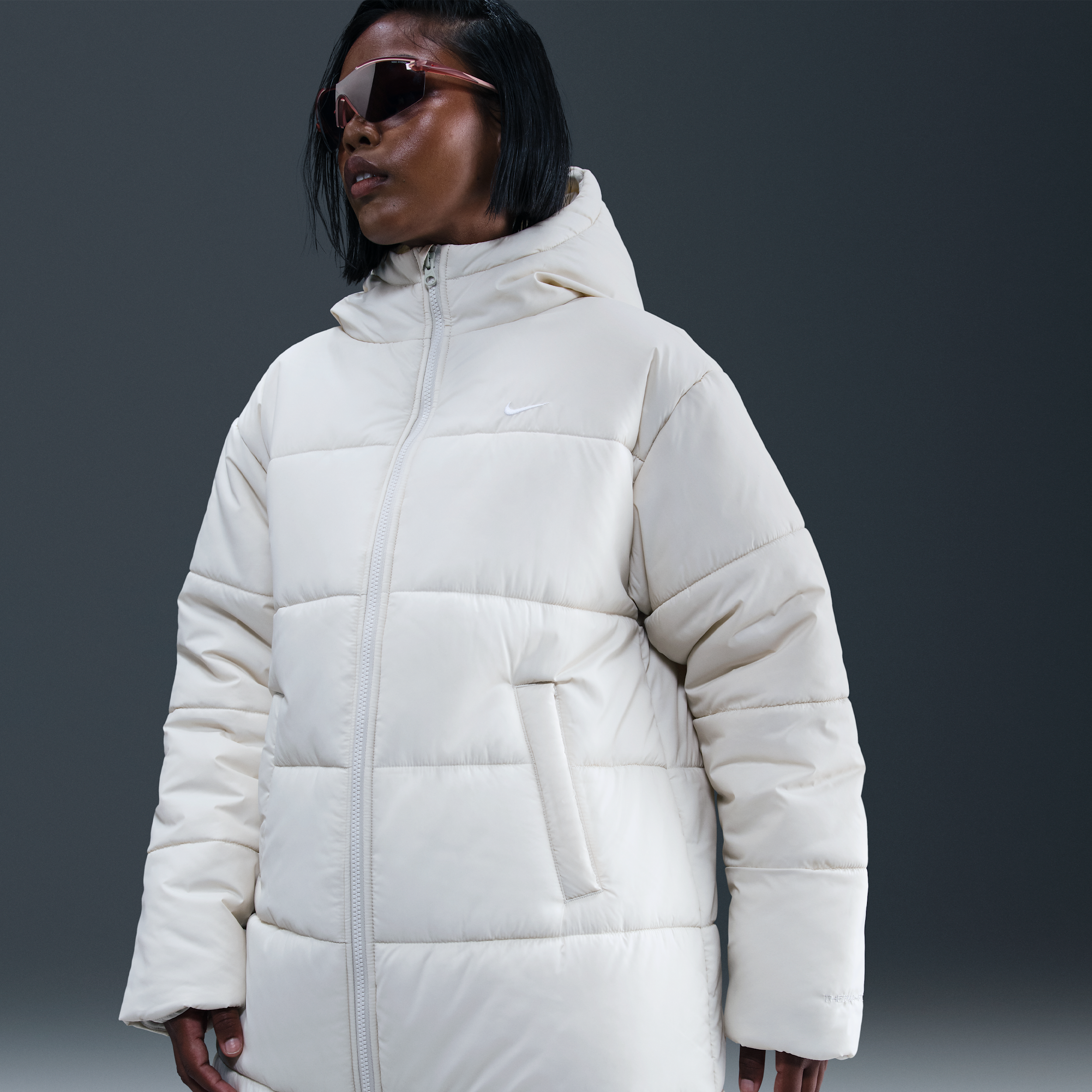 Nike Sportswear Classic Therma-FIT ruimvallende parka met capuchon voor dames - Grijs