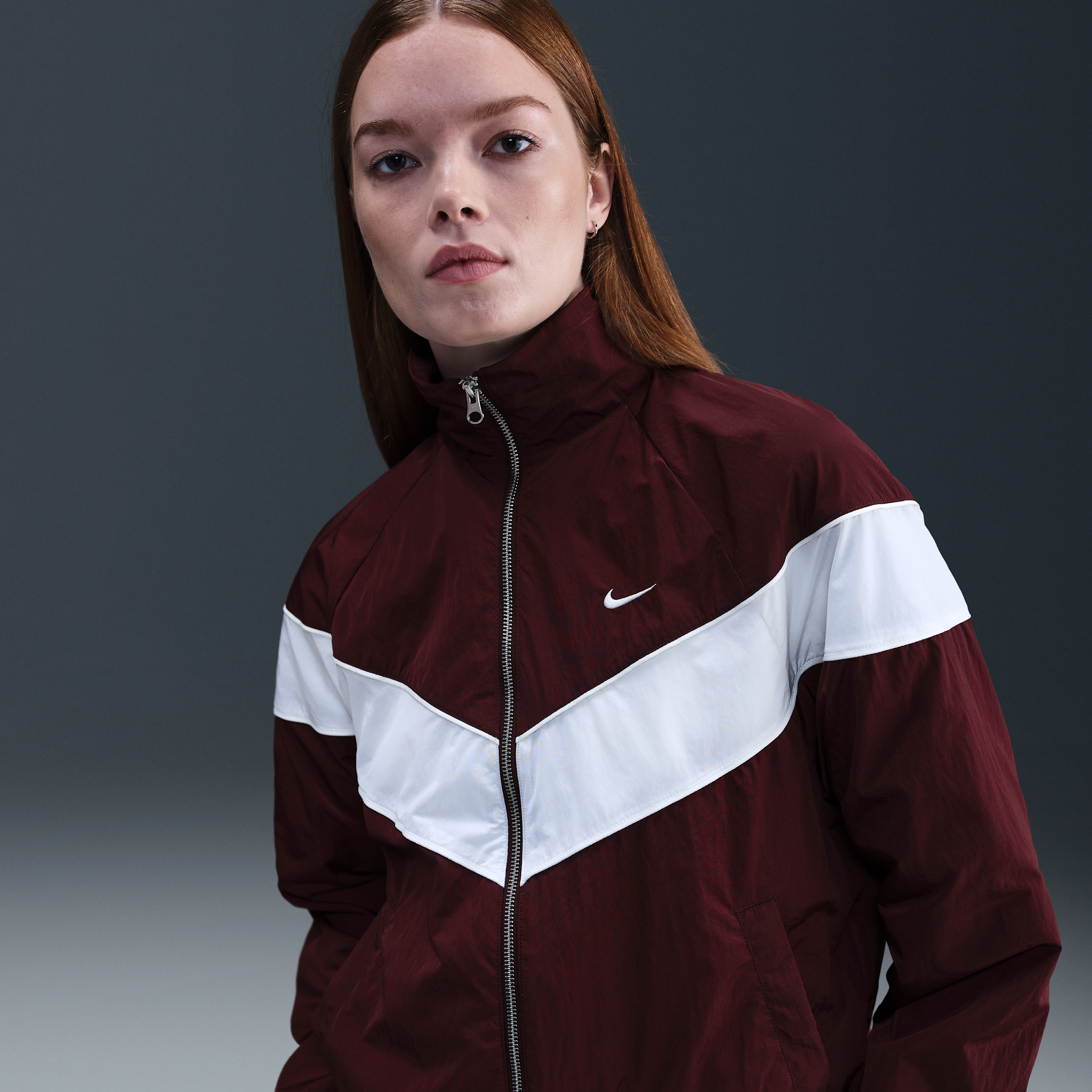 Nike Windrunner ruimvallend geweven damesjack met uv-bescherming en rits over de hele lengte - Rood