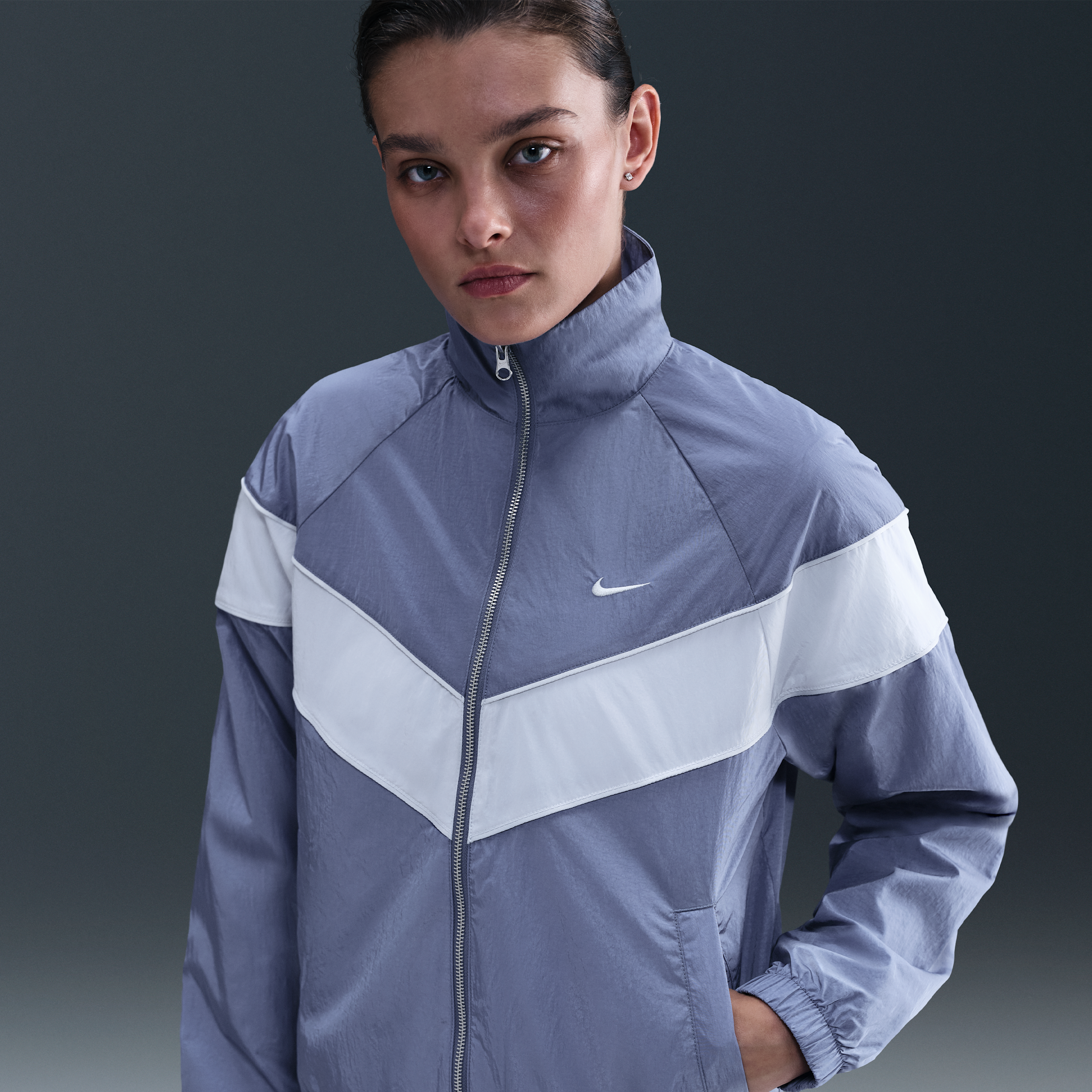 Nike Windrunner ruimvallend geweven damesjack met uv-bescherming en rits over de hele lengte - Blauw