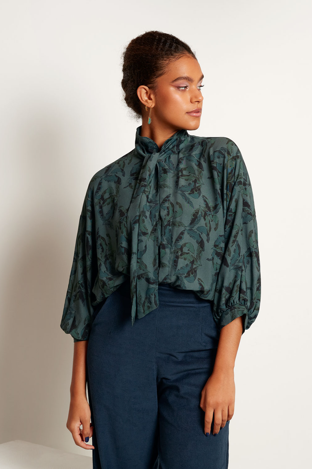 WiDDA Damen vegan Bluse Mavis Blattmuster Petrol