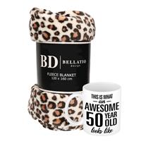 Bellatio Cadeau verjaardag 50 jaar/ Sarah vrouw - Fleece plaid/deken luipaard print met Awesome 50 year mok