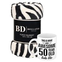 Bellatio Cadeau verjaardag 50 jaar/ Sarah vrouw - Fleece plaid/deken zebra print met Awesome 50 year mok