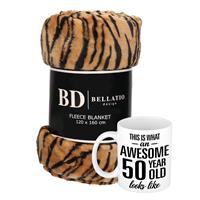 Bellatio Cadeau verjaardag 50 jaar/ Sarah vrouw - Fleece plaid/deken tijger print met Awesome 50 year mok