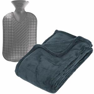 Atmosphera Fleece deken/plaid Blauwgrijs 130 x 180 cm en een warmwater kruik 2 liter -