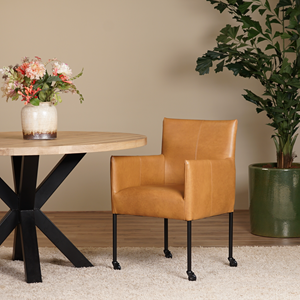 SHOPX HUISCOLLECTIE Set van 6 cognac leren eetkamerstoelen Desire - met wieltjes en armleuning - Granada leer Sahara