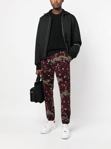 Maison Kitsuné Joggingbroek met camouflageprint - Rood