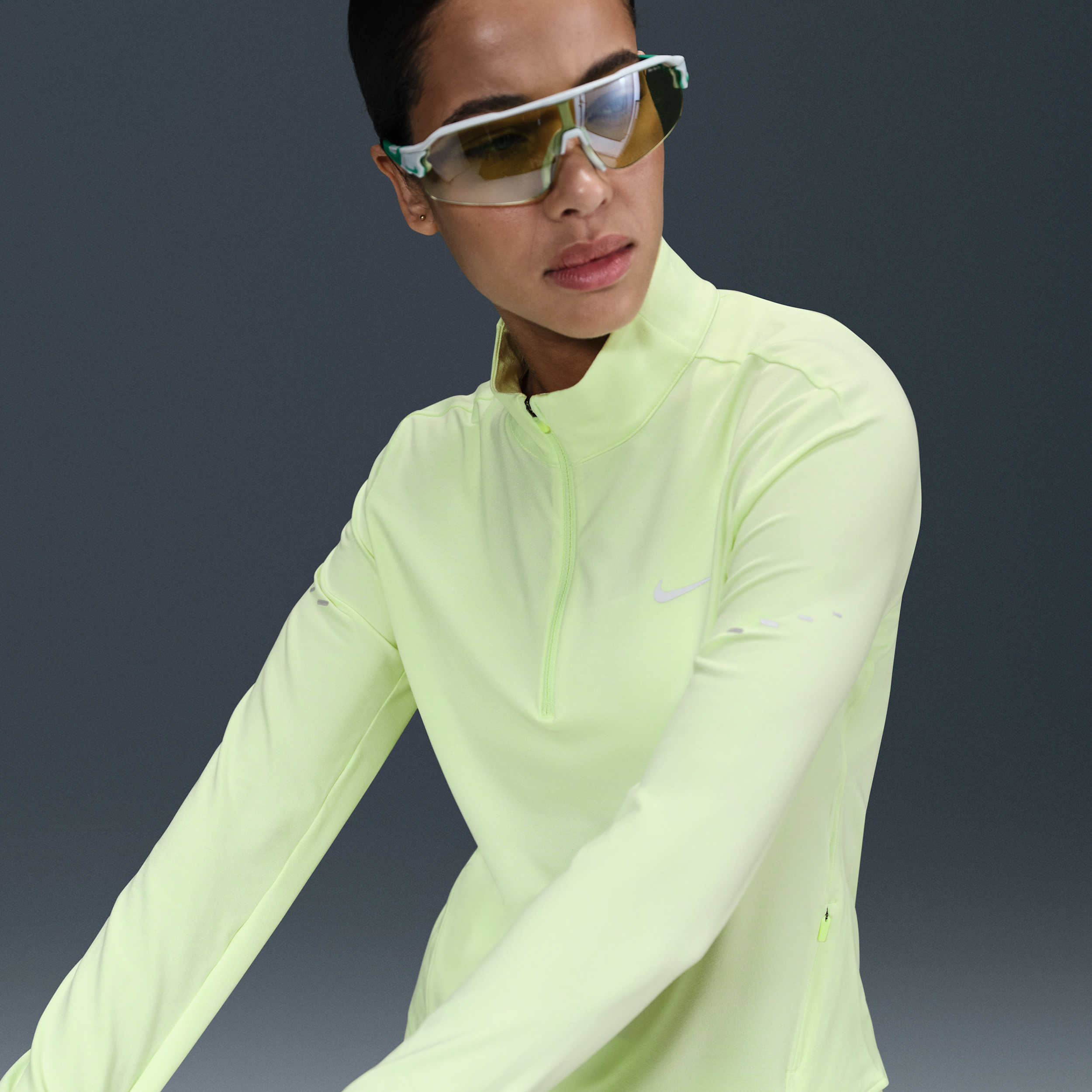 Nike Swift Dri-FIT hardlooptop met korte rits en uv-bescherming voor dames - Geel