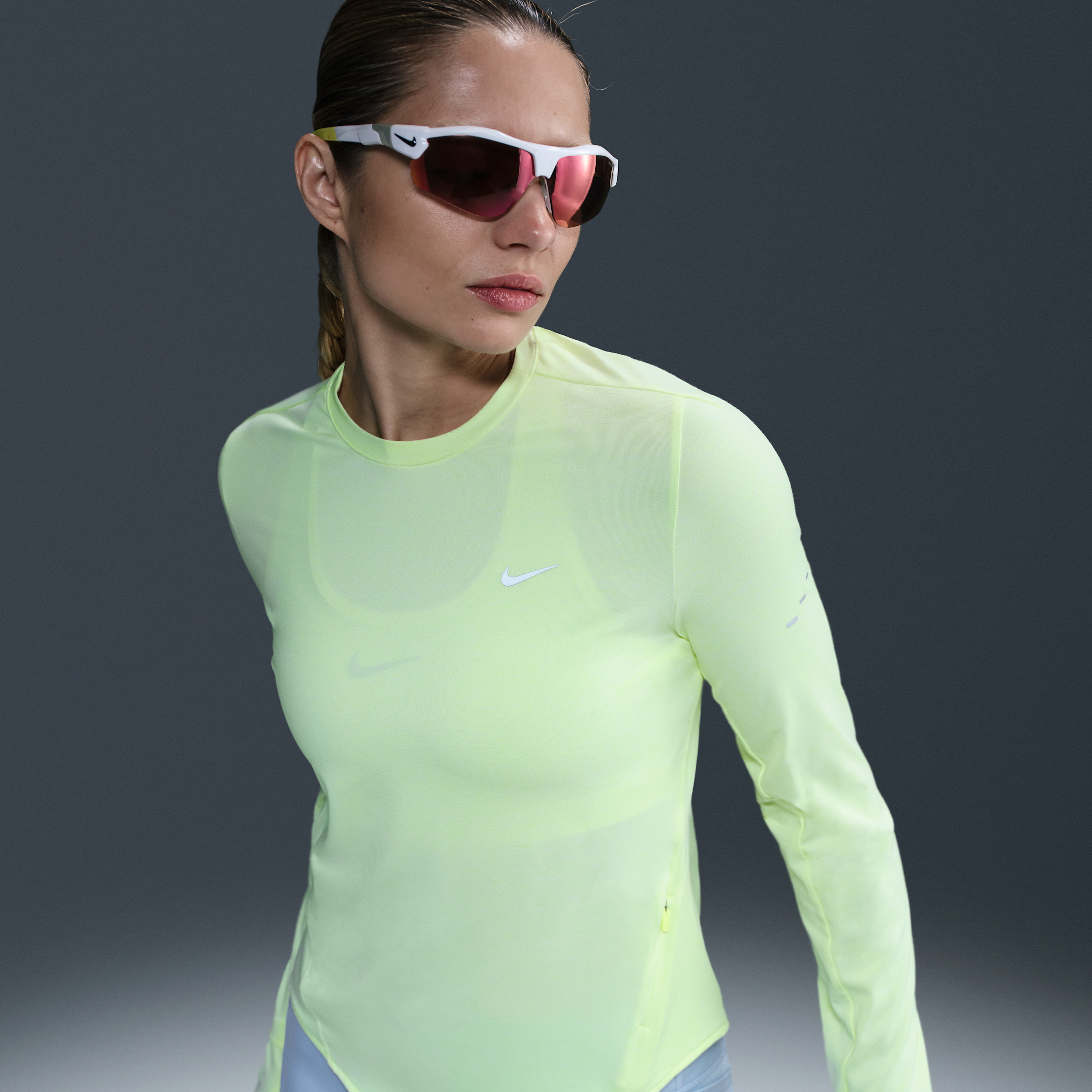 Nike Swift Dri-FIT hardlooptop met ronde hals, lange mouwen en uv-bescherming voor dames - Geel