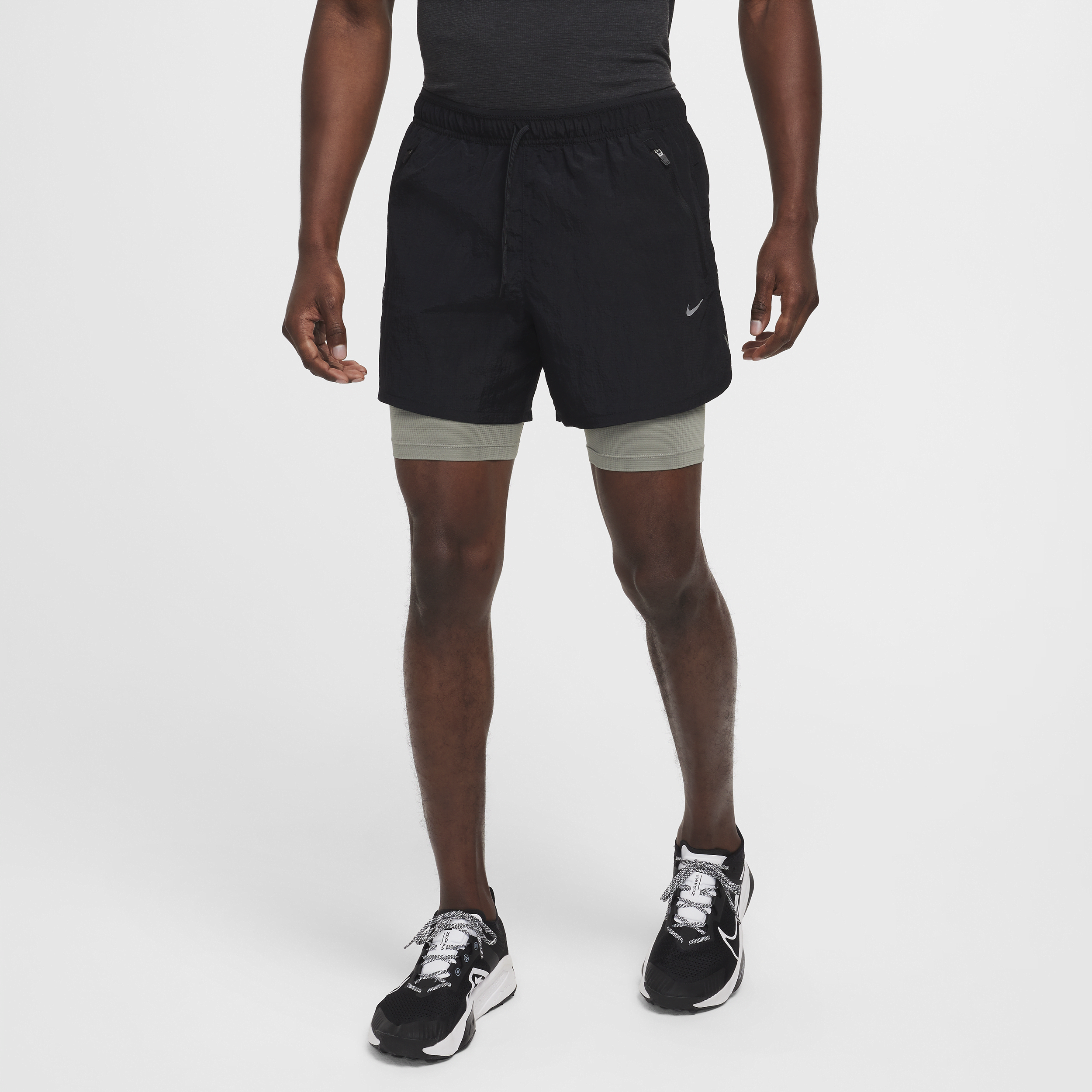 Nike Stride Running Division Dri-FIT waterafstotende 2-in-1 hardloopshorts voor heren (13 cm) - Zwart