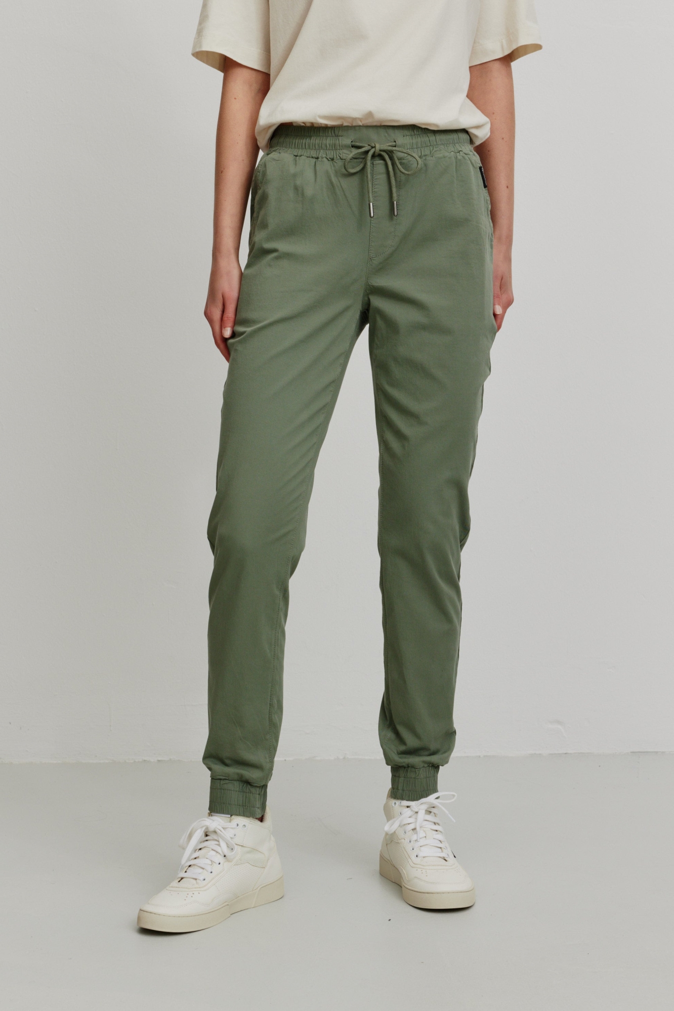 Recolution Damen vegan Jogginghose Chinos Calathea Khaki