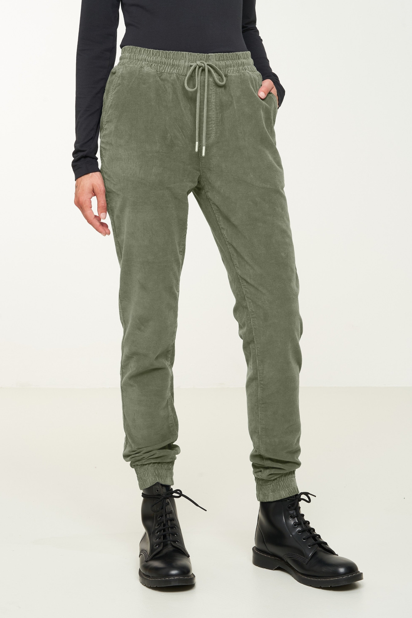 Recolution Damen vegan Jogginghose Chino Chaiturus Khaki