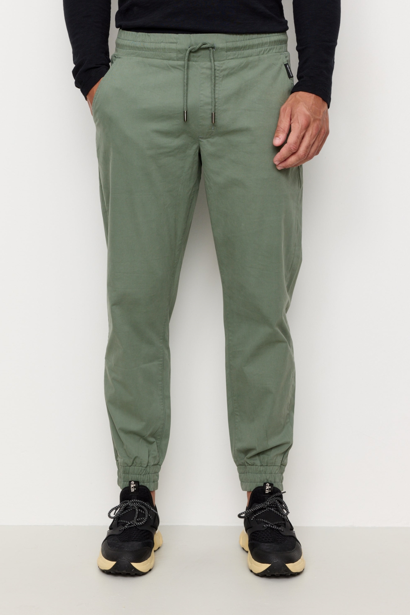 Recolution Herren vegan Jogginghose Chino Musa Khaki