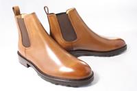 Camplin Cadogan boots gekleed