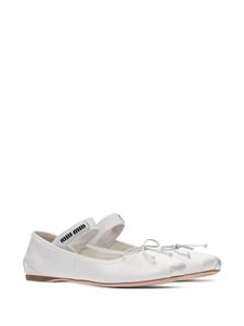 Miu Miu Ballerina's met geborduurd logo - Wit