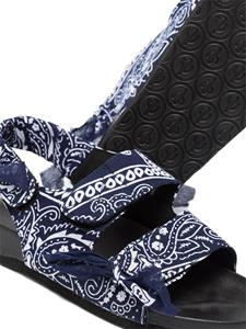 Arizona Love Apache sandalen met bandanaprint - Blauw