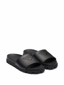 Prada Badslippers met logo - Zwart
