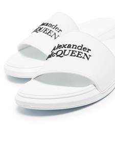 Alexander McQueen Slippers met logo-reliëf - Wit