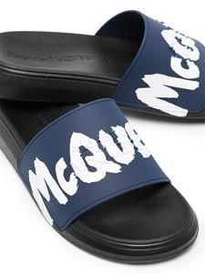 Alexander McQueen Slippers met graffiti logo - Blauw