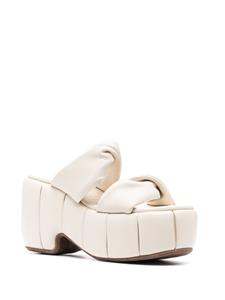 Themoirè Sandalen met knoopdetail - Beige
