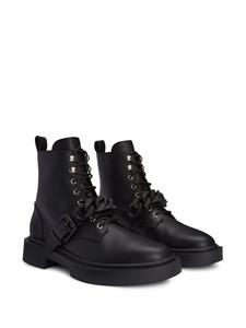 Giuseppe Zanotti Adric enkellaarzen met ketting afwerking - Zwart