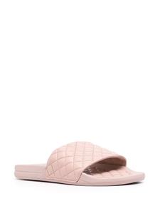 APL: ATHLETIC PROPULSION LABS Lusso gewatteerde slippers - Roze