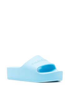 Balenciaga Slippers met logo reliëf - Blauw