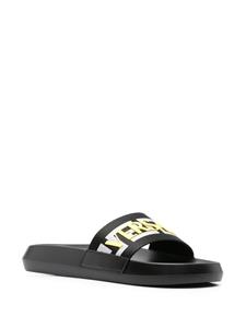 Versace La Greca slippers met logo - Zwart