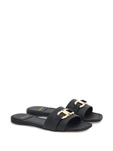 Ferragamo Gancini-plaque leather slides - Zwart