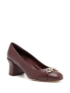 Ferragamo Pumps met logoplakkaat - Bruin