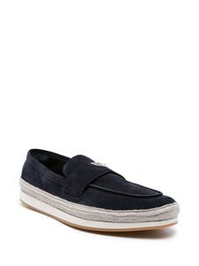 Prada enamel triangle-logo suede loafers - Blauw