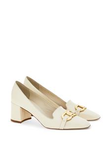 Ferragamo Leren pumps met gancini-plakkaat - Beige