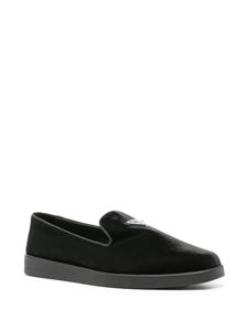 Prada Fluwelen loafers met logo - Zwart