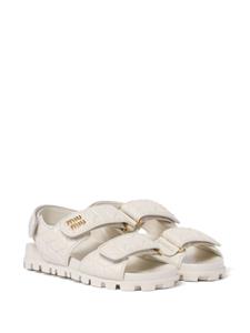 Miu Miu Matelassé sandalen met logoplakkaat - Beige