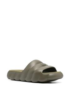 Moncler Lilo embossed-logo slides - Groen