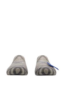 Burberry Stingray slippers met geruite voering - Grijs