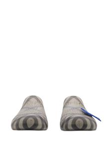 Burberry Stingray slippers met geruite voering - Grijs