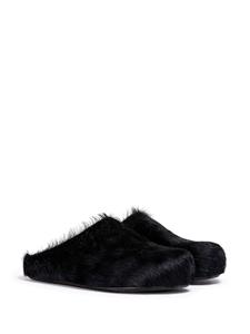 Marni Fussbett Sabot slippers met kalfshaar - Zwart