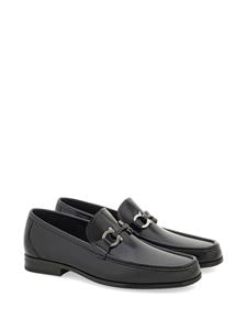 Ferragamo Gancini-plaque patent-finish loafers - Zwart