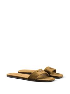 Prada Fluwelen slippers met logopatch - Bruin